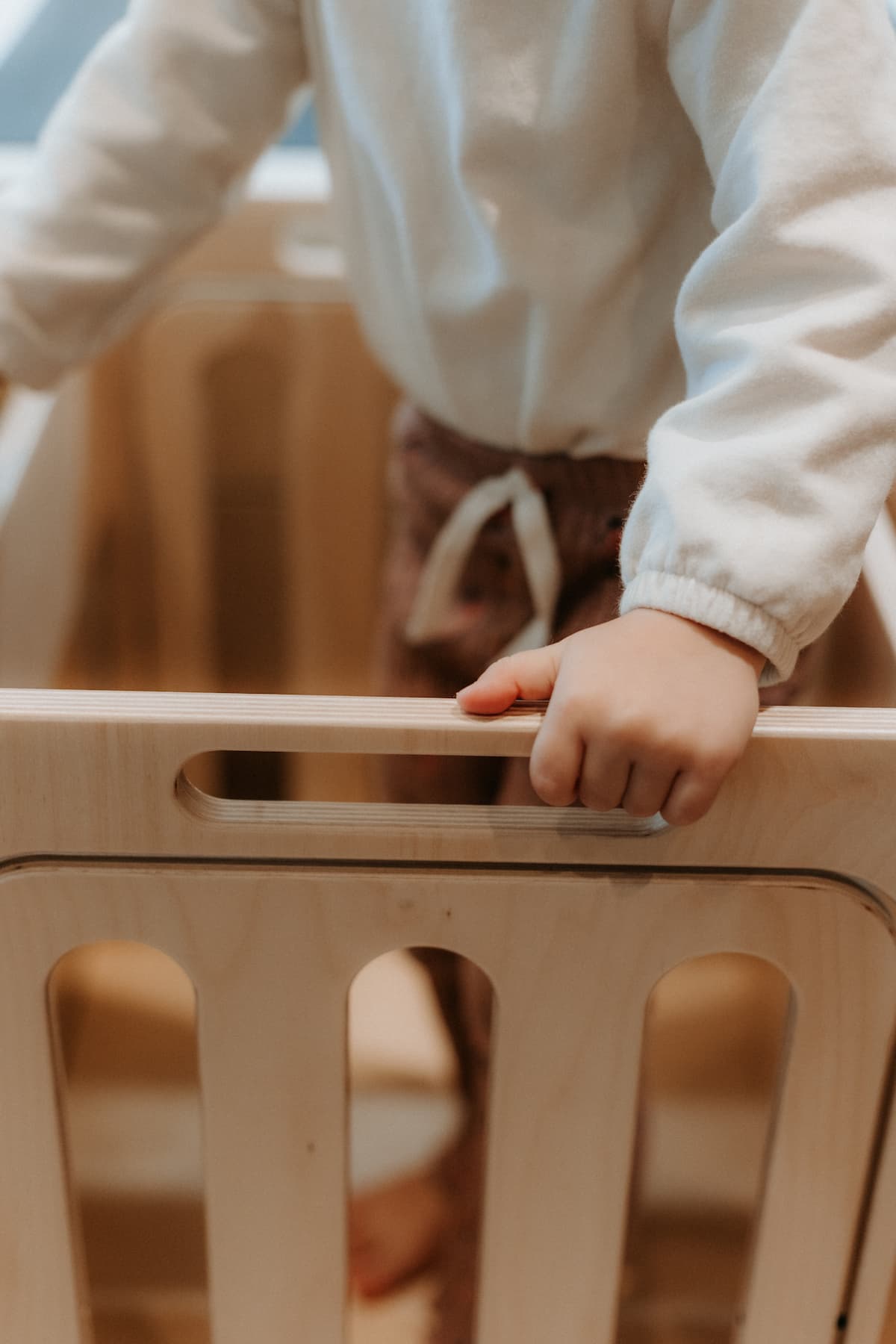 Natural birch wood learning tower PETINKA Light – sturdy base and height-adjustable step