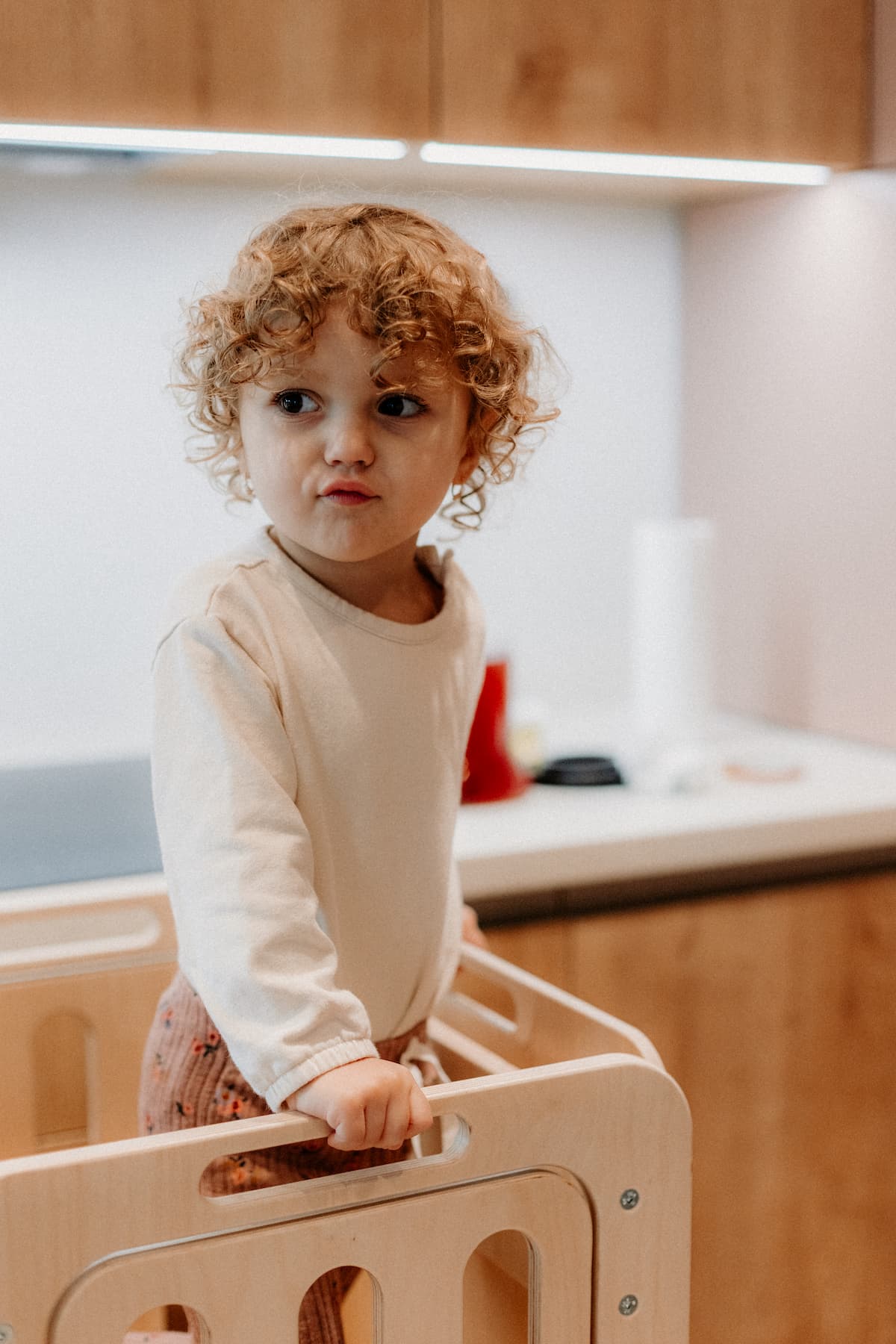 Children’s learning tower PETINKA Light Natural – stable wooden construction with step platform